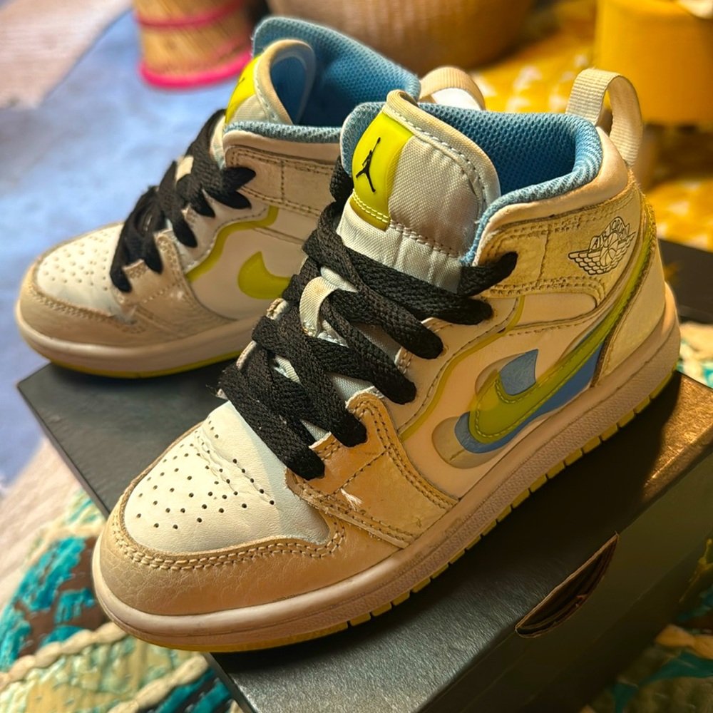 Jordan 1MID SE (PS) size 12c, platinum tint/volt-blue tint